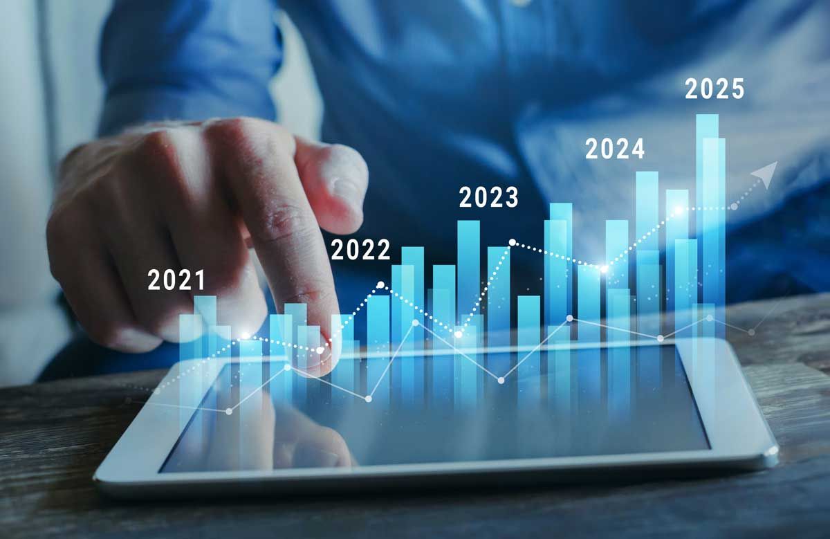 Mann ruft am Tablet Prognosen ab